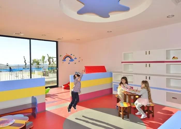 Elite Luxury & מלון אלאניה